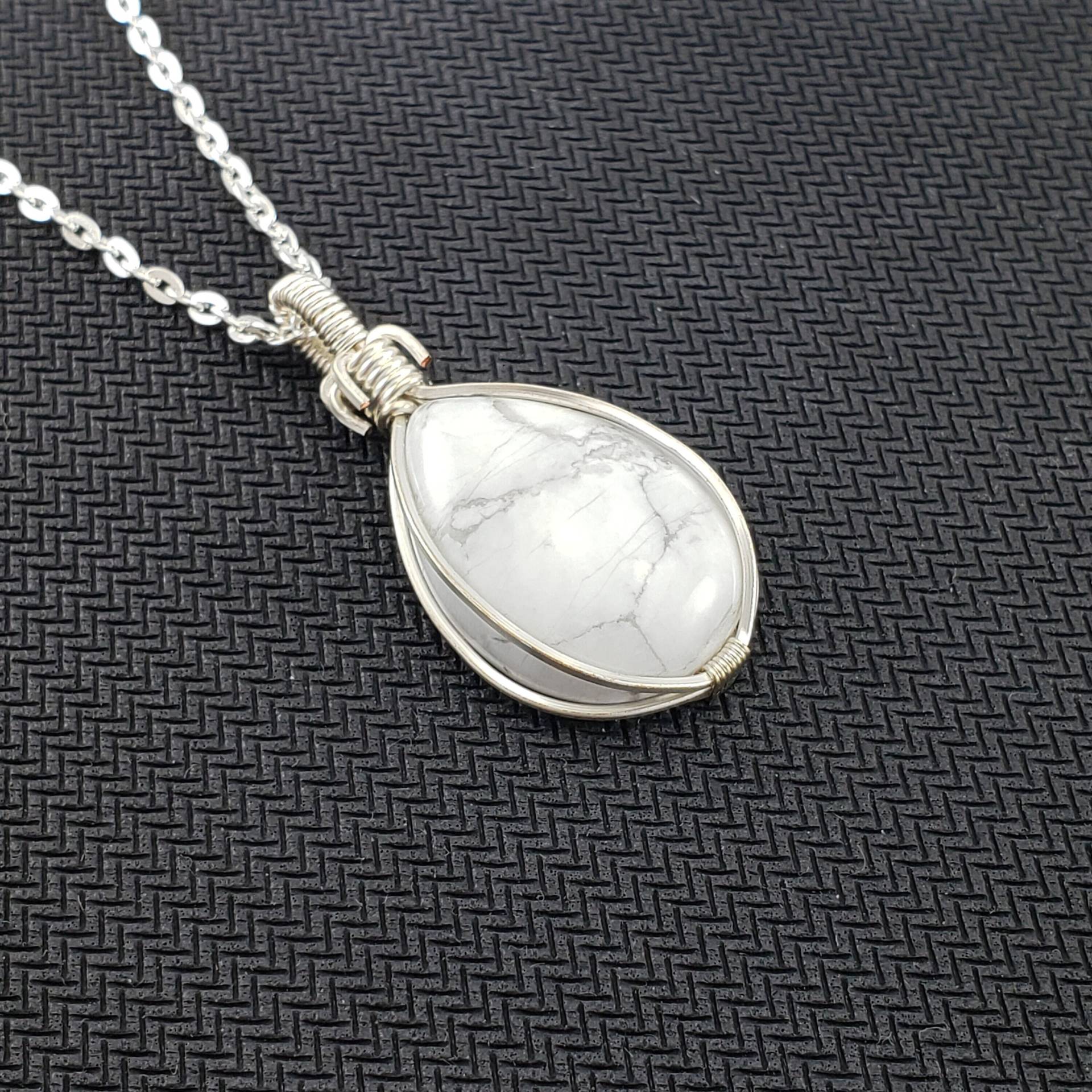 Howlith Halskette|Howlith Anhänger|Weiße Stein Halskette|Natürliche Edelstein Kette|Edelstein Anhänger|Natürliche Edelstein|Träne Silber. Howlith Halskette|Howlith Anhänger|Weiße Stein Halskette|Natürliche Edelstein Kette|Edelstein Anhänger|Natürliche Edelstein|Träne Silber. von JewelORIOUS