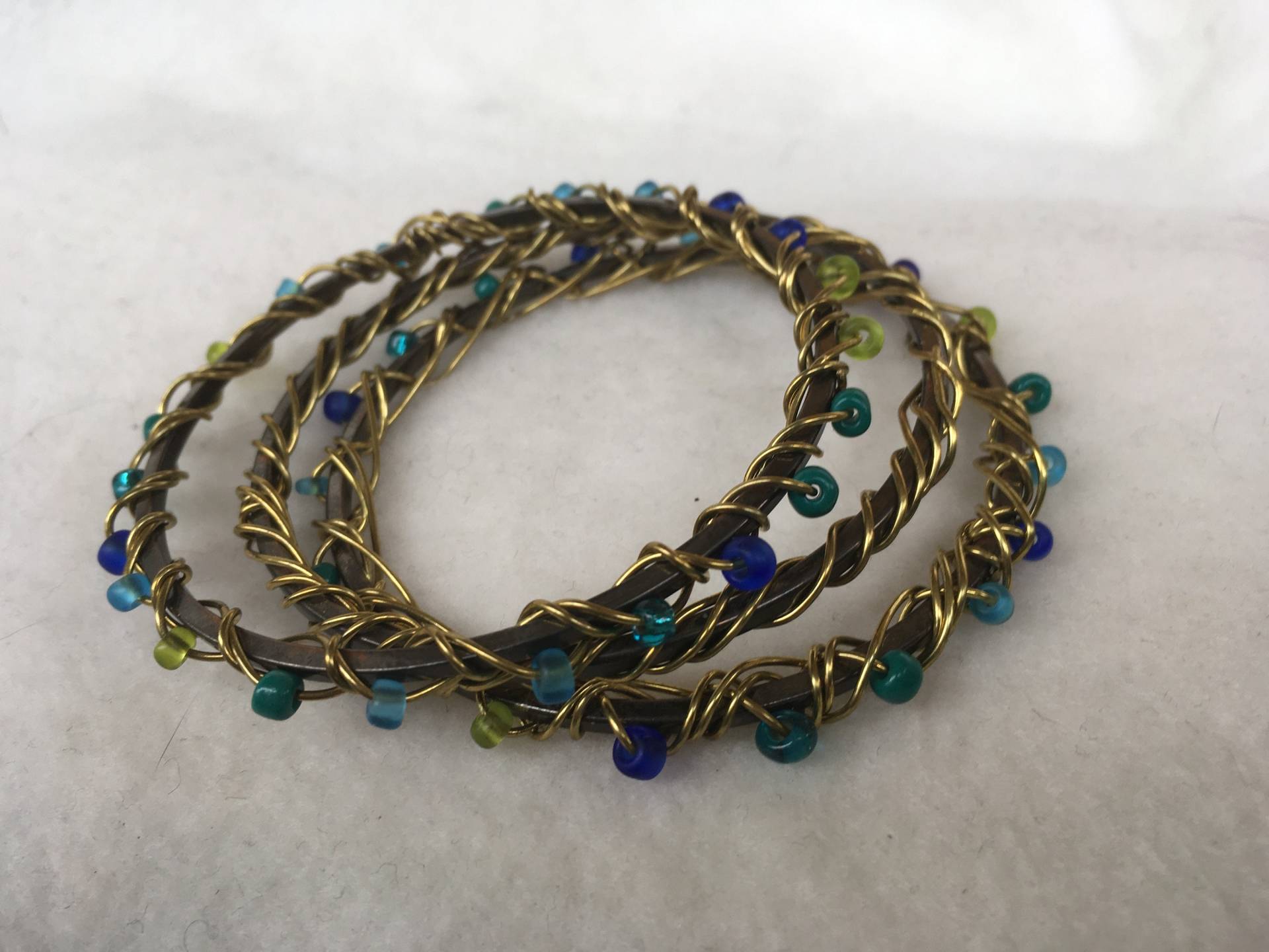 Blau, Grün, Gold Draht-Gewickelt Bronze Armreif Armbänder Blau, Grün, Gold Draht-Gewickelt Bronze Armreif Armbänder von JewelStash