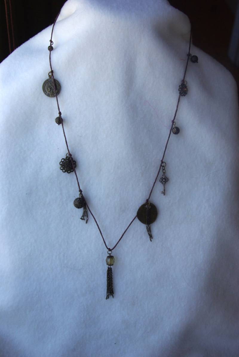 Bronze Charm Halskette An Brauner Kordel Bronze Charm Halskette An Brauner Kordel von JewelStash