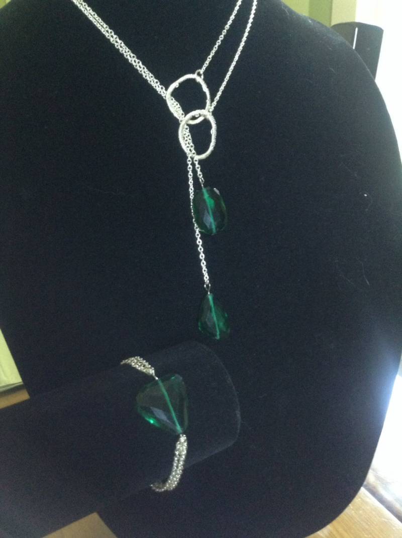 Collier Und Armband in Smaragdgrün Mit Silber Collier Und Armband in Smaragdgrün Mit Silber von JewelStash