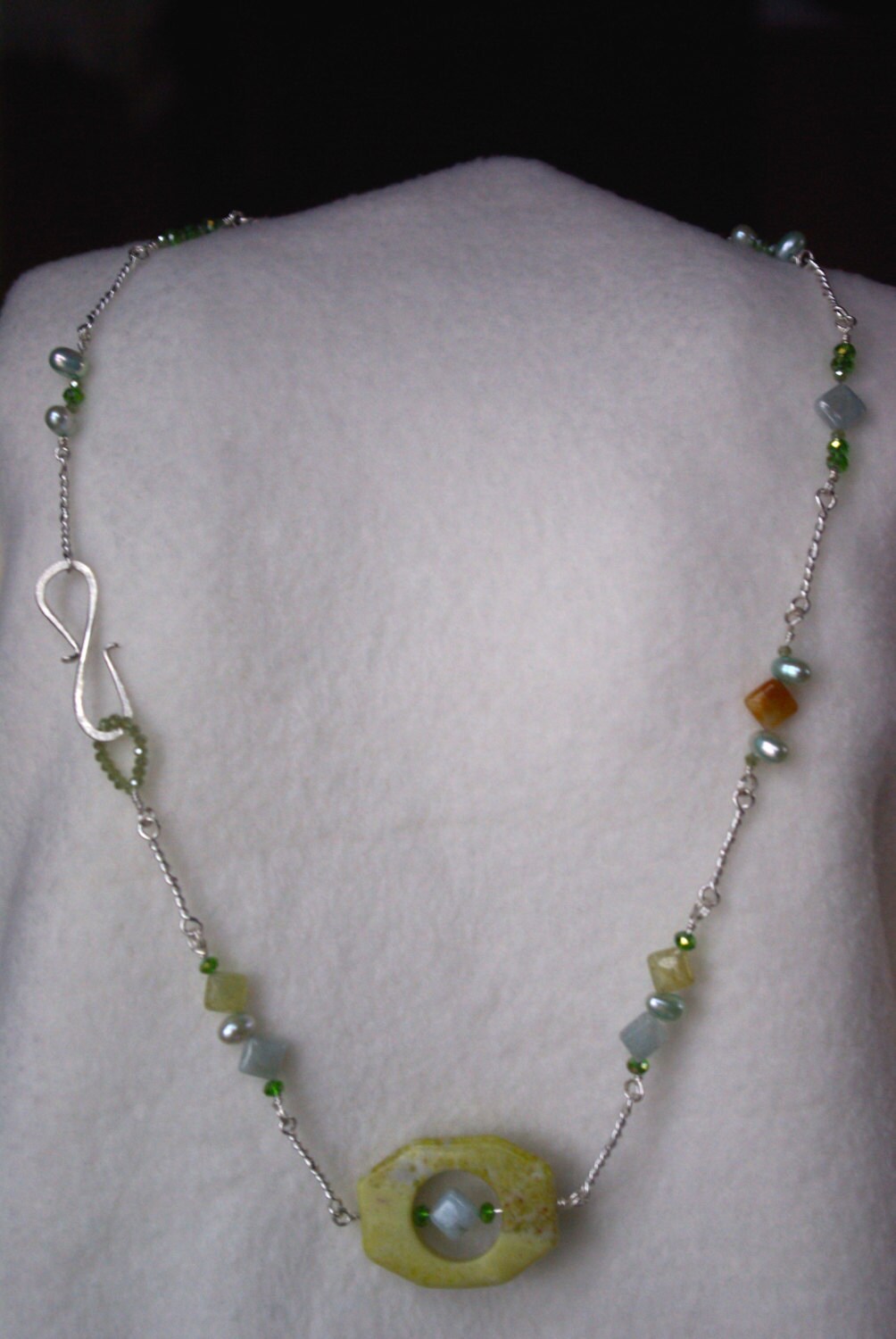 Grün Und Blau Halskette Aus Feinsilber Mit Hohlen Achteckigen Steinanhänger Grün Und Blau Halskette Aus Feinsilber Mit Hohlen Achteckigen Steinanhänger von JewelStash