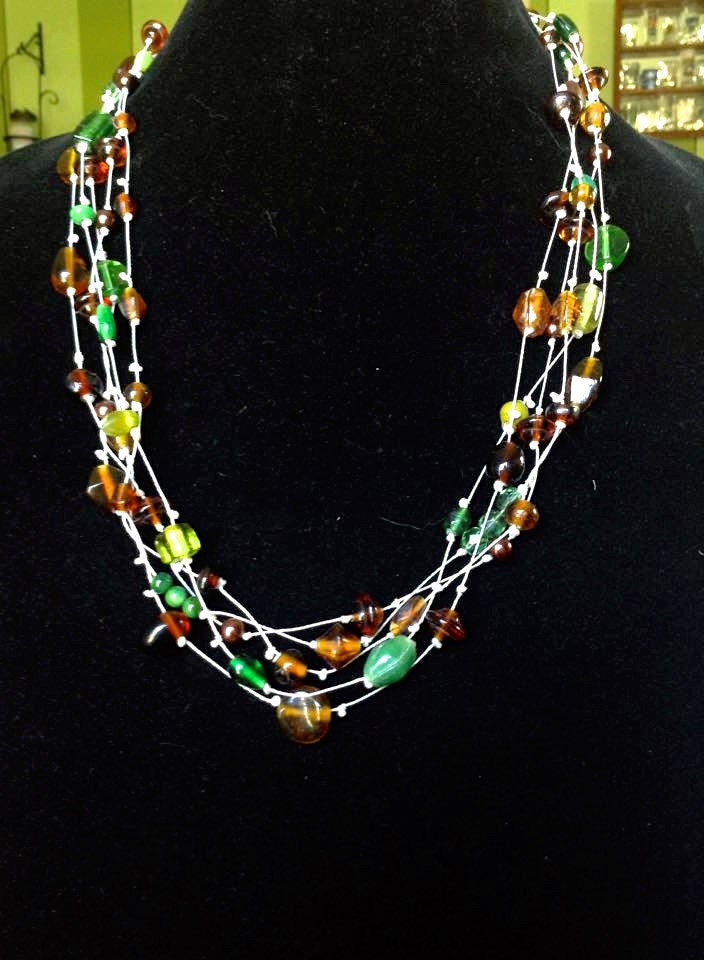 Multistrang Halskette in Grün - Und Brauntönen Multistrang Halskette in Grün - Und Brauntönen von JewelStash