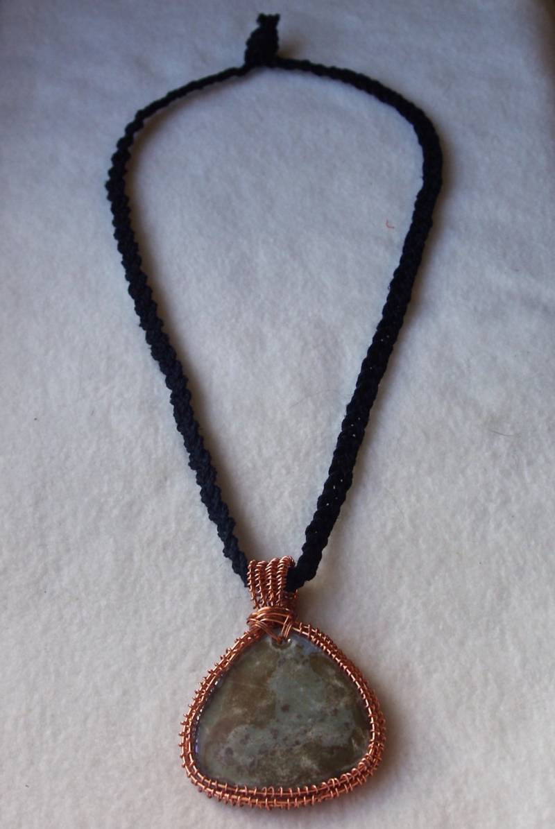 Tan Und Grau Getönten Stein Anhänger Auf Black Cord Halskette Tan Und Grau Getönten Stein Anhänger Auf Black Cord Halskette von JewelStash