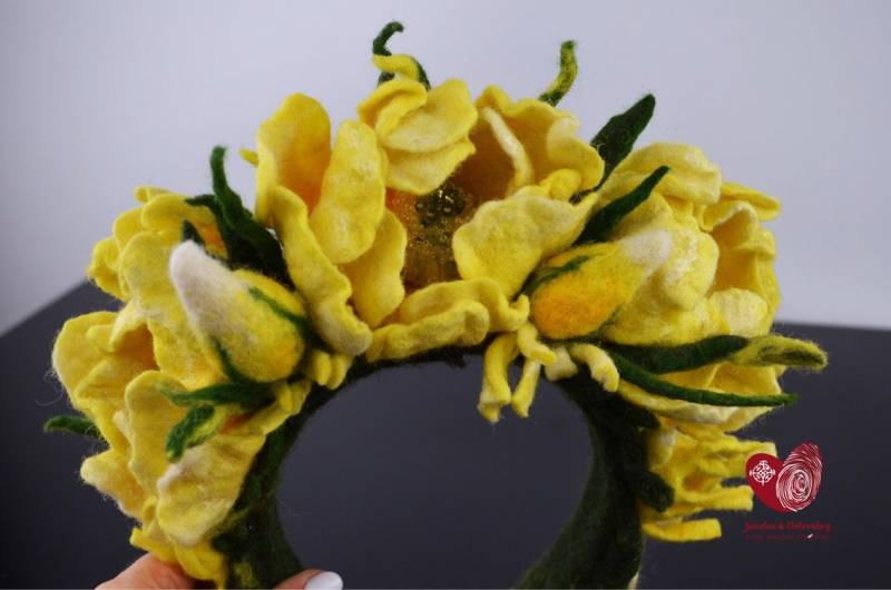 Gelbe Blumen Haarband Einfache Blume Mohn Krone Frau Mädchen Haar Jewerly Filzen Wolle Tiara Mit Perlen Geschenk Für Ihre Freundin von Jewelax