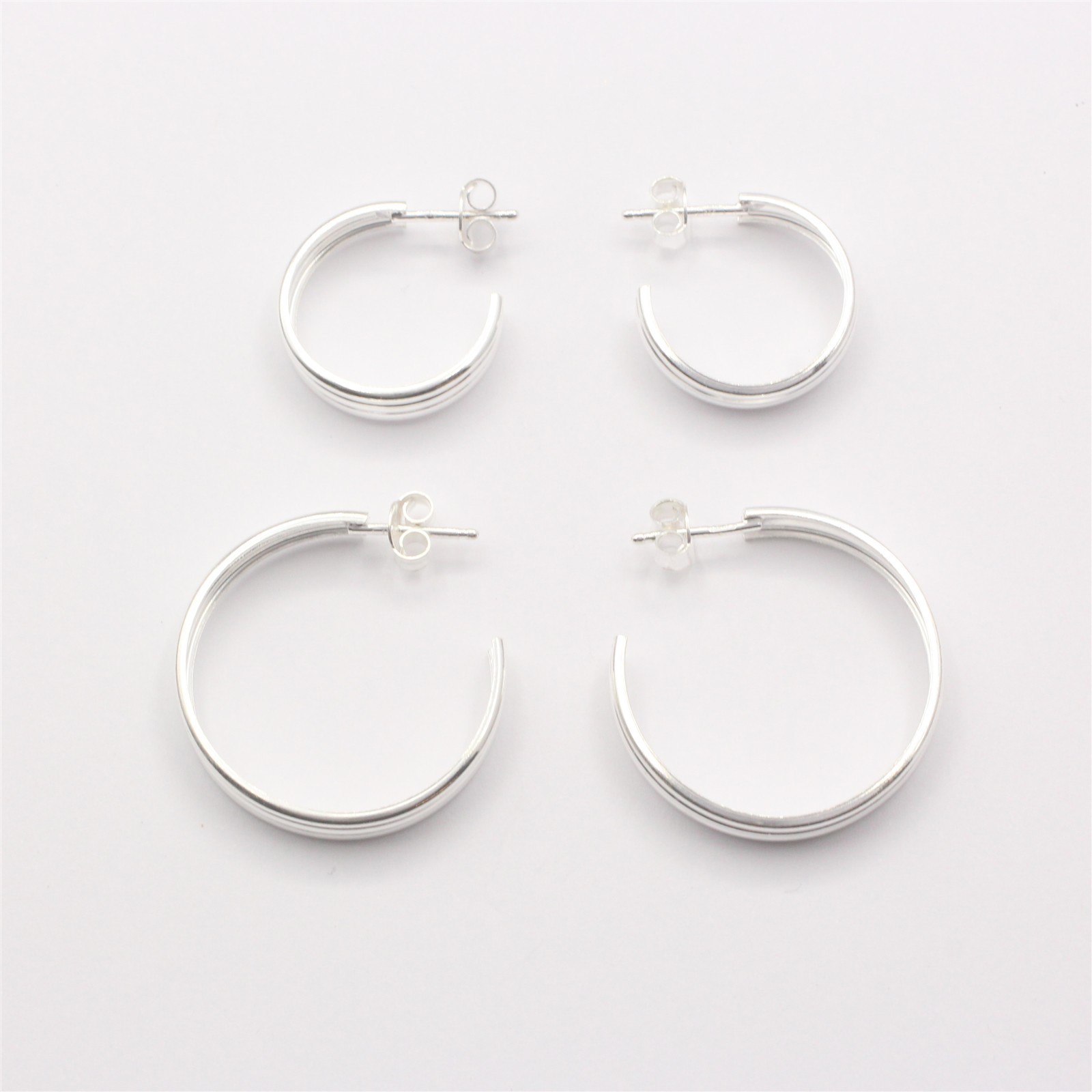 Stecker Modell: Three Lines Hoop von Jewelberry