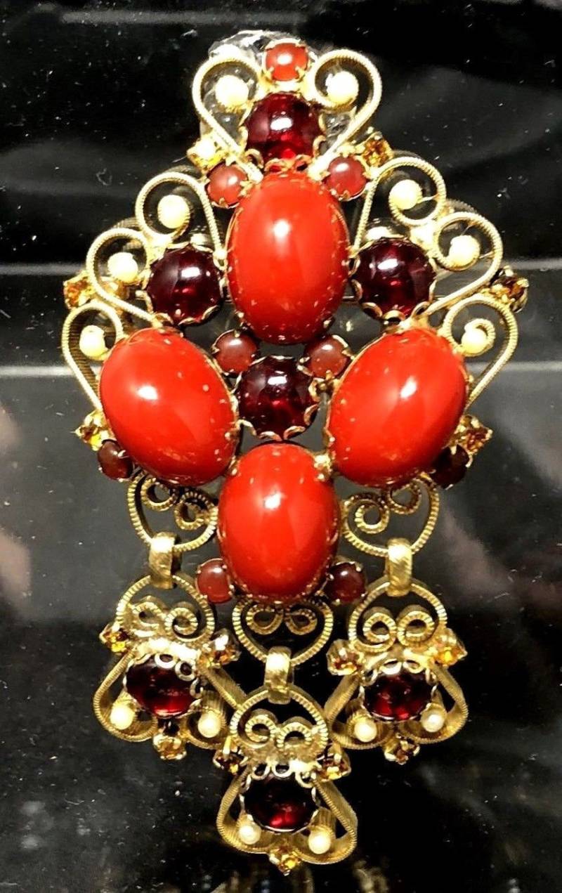 Außergewöhnliche Juliana D & E Koralle Hoch Gewölbten Cabochon W/Baumelt Filigranbrosche Außergewöhnliche Juliana D & E Koralle Hoch Gewölbten Cabochon W/Baumelt Filigranbrosche von JeweledDecadence
