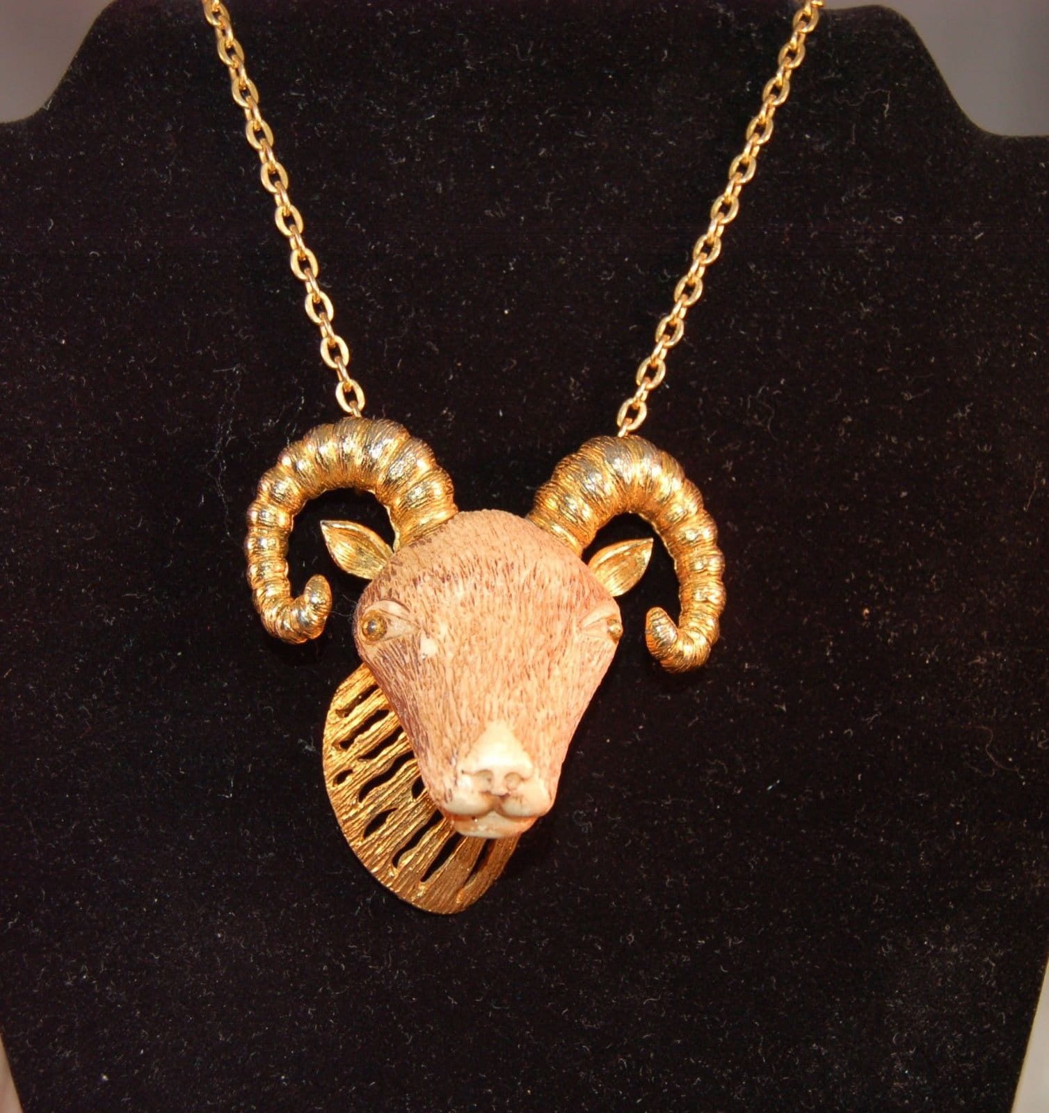 Unglaubliche Razza Signiert Jahrgang Bighorn Schafe 3-D-Halskette Unglaubliche Razza Signiert Jahrgang Bighorn Schafe 3-D-Halskette von JeweledDecadence