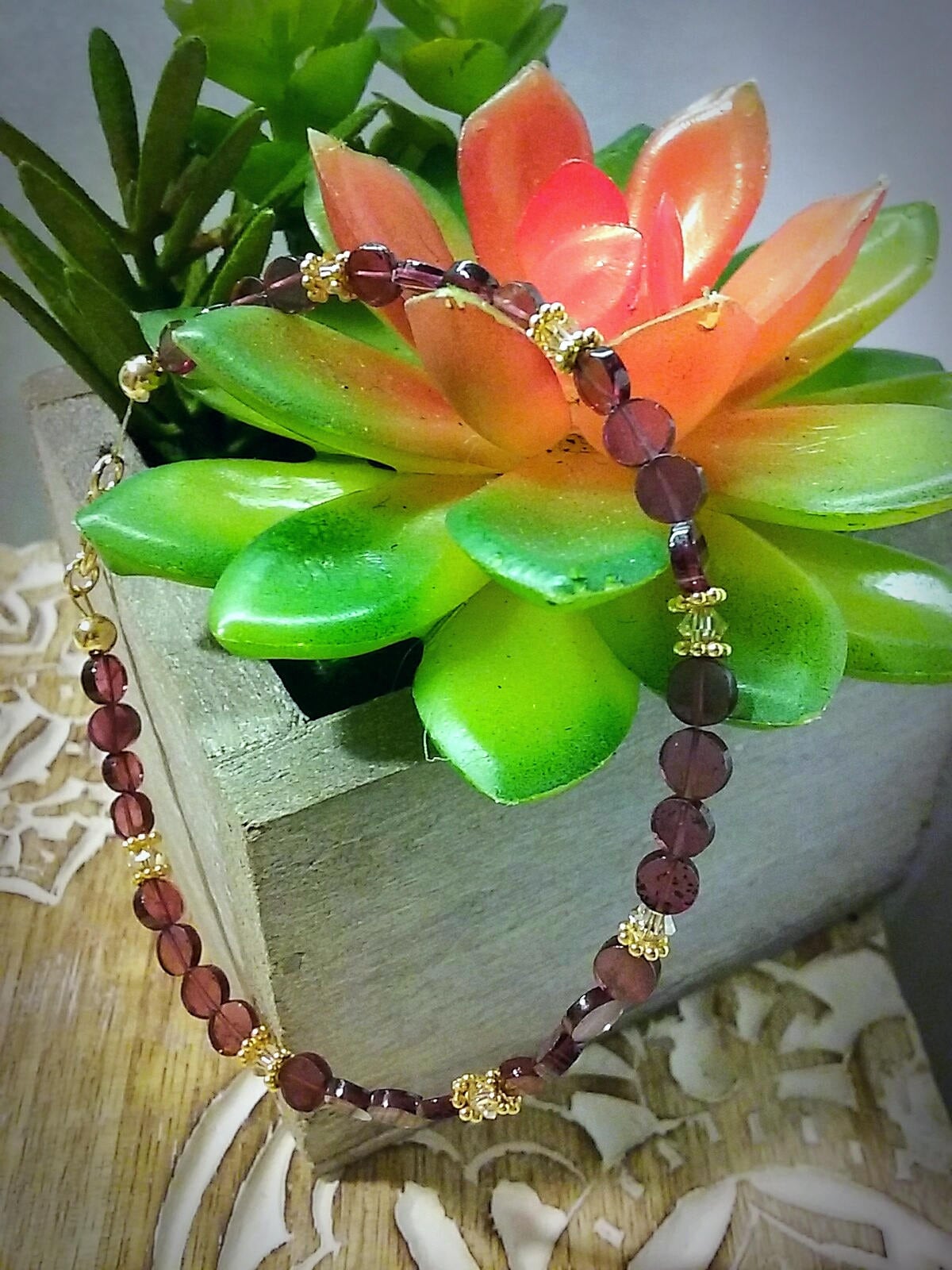 Granat Edelstein & Swarovski 14K Gold Fill Armband von JeweledPassion