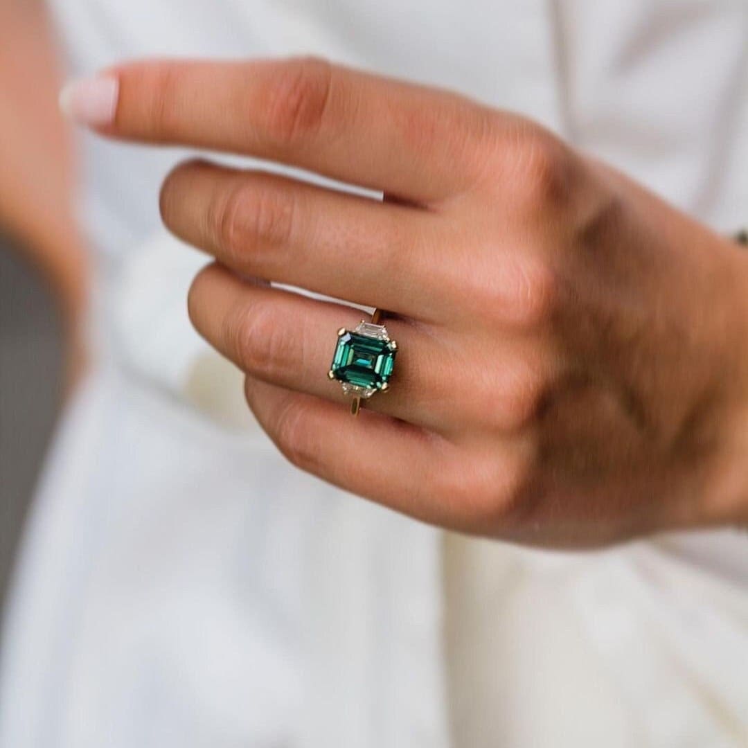 Grüner Cz-Diamantring Im Smaragdschliff | Mit Seitlichem Trapezschliff-Edelstein-Versprechensring Versteckter Halo-Verlobungsring 3-stein-Ring Grüner Cz-Diamantring Im Smaragdschliff | Mit Seitlichem Trapezschliff-Edelstein-Versprechensring Versteckter Halo-Verlobungsring 3-stein-Ring von Jewelegacy
