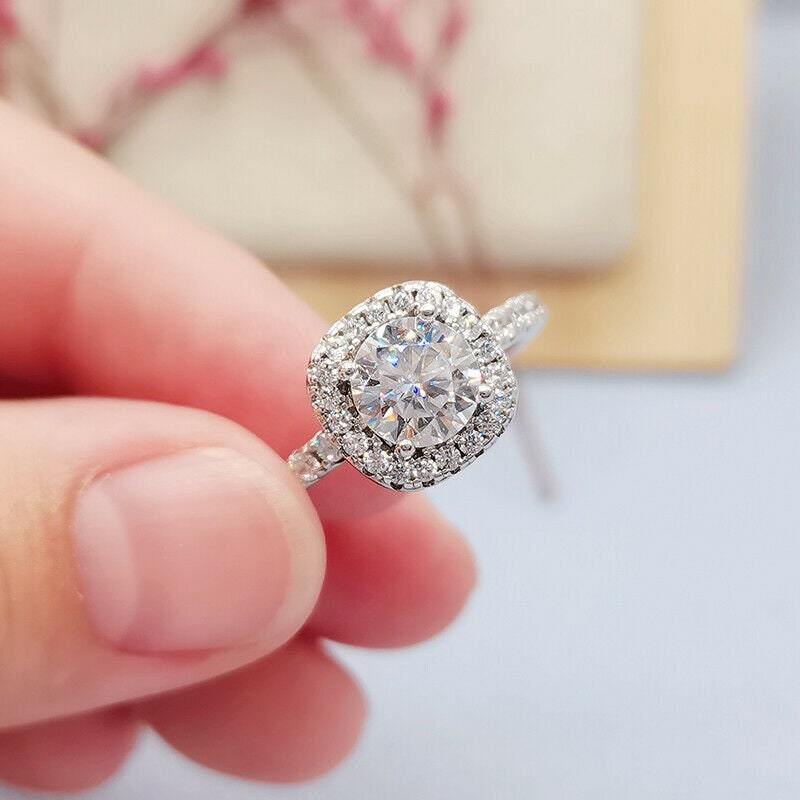 Superb Weißer Runder Schnitt Cz Kissen Halo Diamant Ring | 925 Sterling Silber Verlobungsring Solitär Halo-Jubiläumsring von Jewelegacy