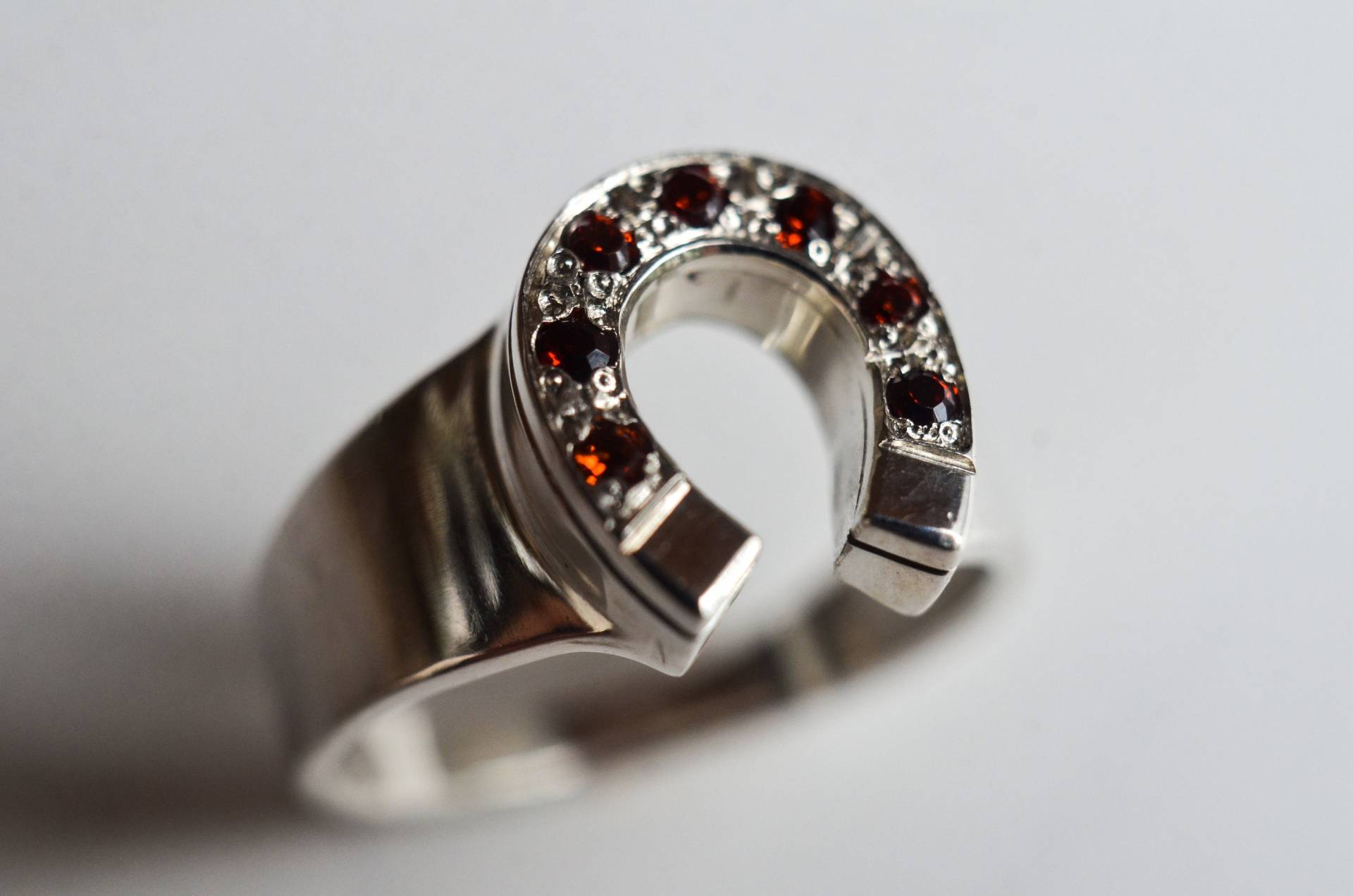 Horseshoe Small Silver Ring Embellished With Natural Red Garnets. Jewelry, Luck Unisex Ring von JeweleganceArt