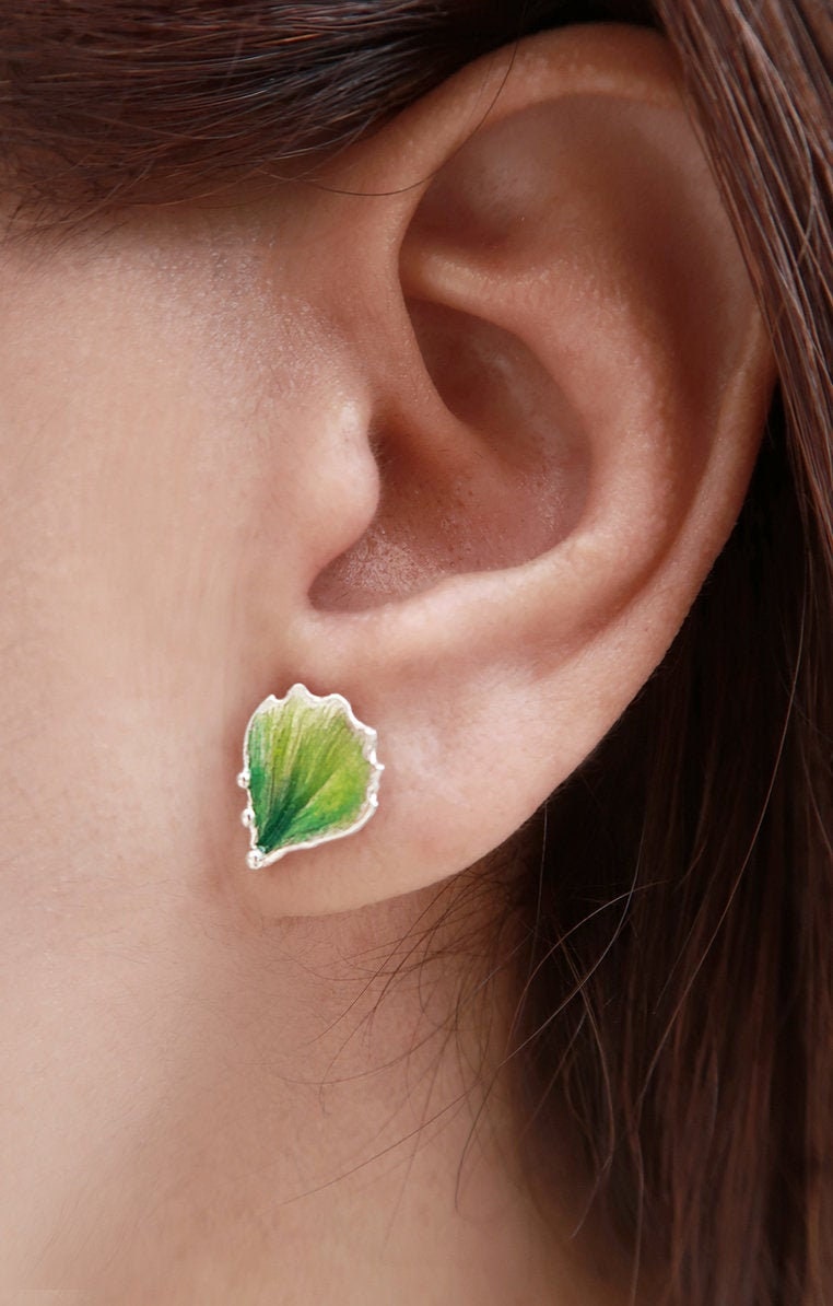 Silberne Blatt Charm Ohrringe, Grüne Silber Und Emaille Schmuck, Handarbeit, Geschenk Silberne Blatt Charm Ohrringe, Grüne Silber Und Emaille Schmuck, Handarbeit, Geschenk von JewelerSoul