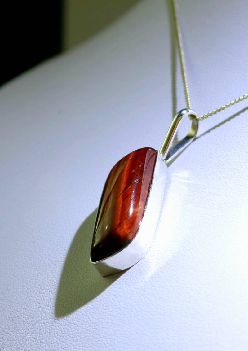 Dies Ist Ein Schöner Roter Tiger-Augenanhänger Mit Einer Einzigartigen Form von JewelerySilverDesign