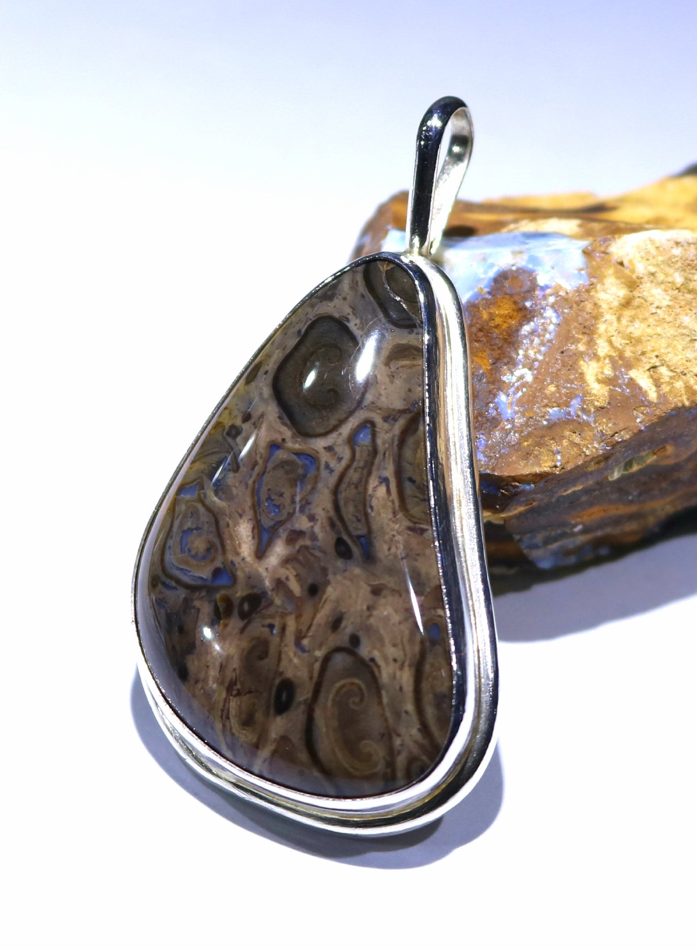 Ein Exquisiter Anhänger Mit Einem Schönen Ozean Jaspis Edelstein Als Herzstück von JewelerySilverDesign