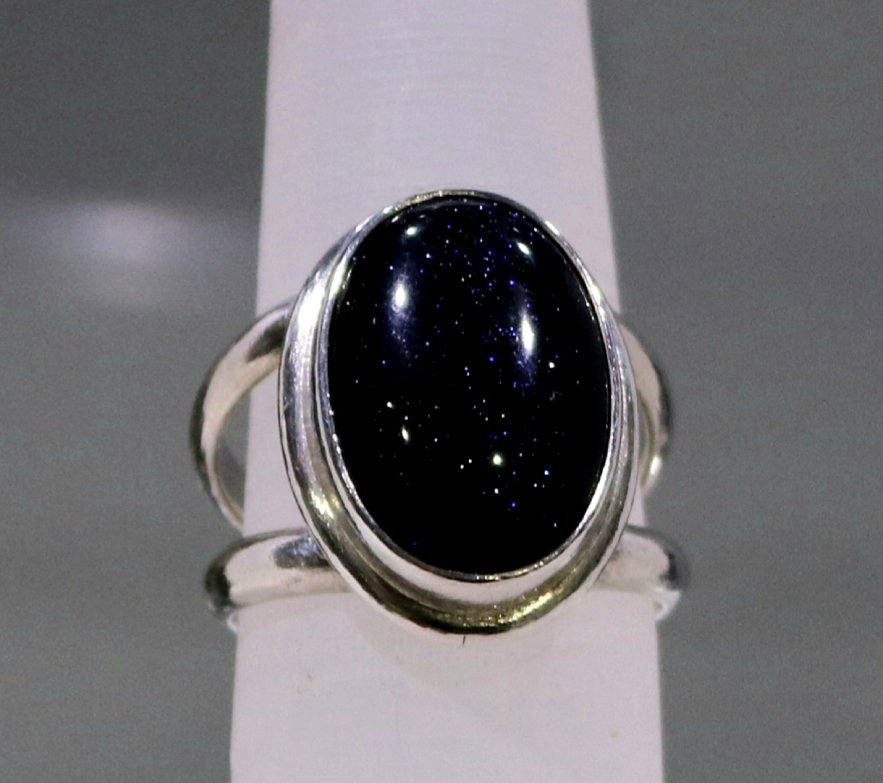 Ein Wunderschöner, Handgefertigter Doppelbandring Aus Sterlingsilber Mit Einem Schönen Blauen Stein Als Mittelstück von JewelerySilverDesign
