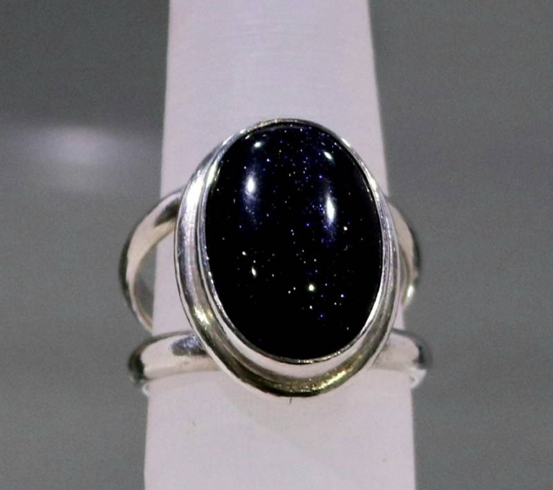 Ein Wunderschöner, Handgefertigter Doppelbandring Aus Sterlingsilber Mit Einem Schönen Blauen Stein Als Mittelstück von JewelerySilverDesign