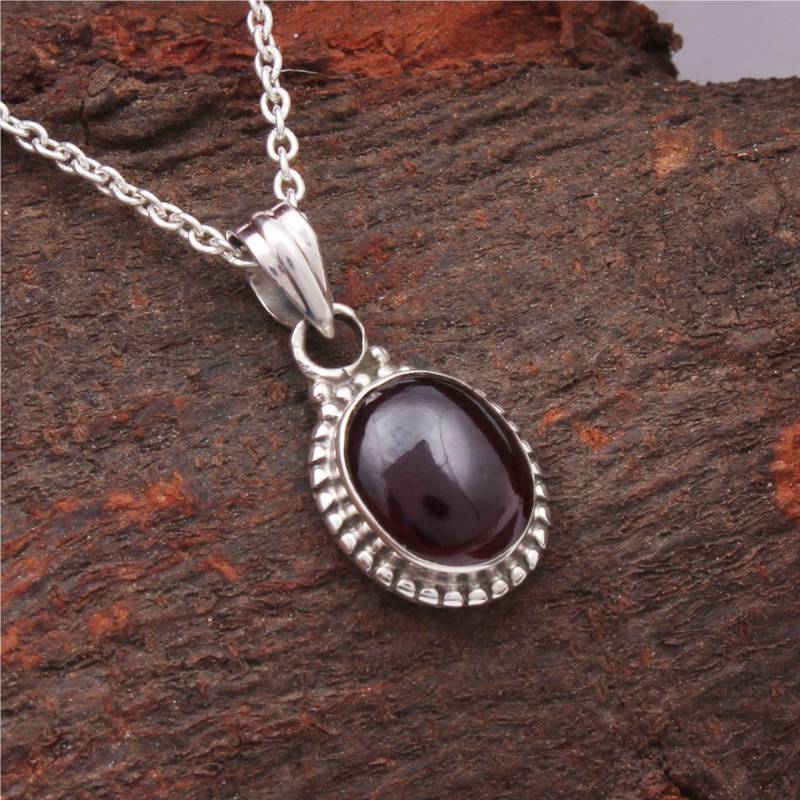 Handgefertigter Ovaler Granat Anhänger, 925 Sterling Silber von JewelhubIndia