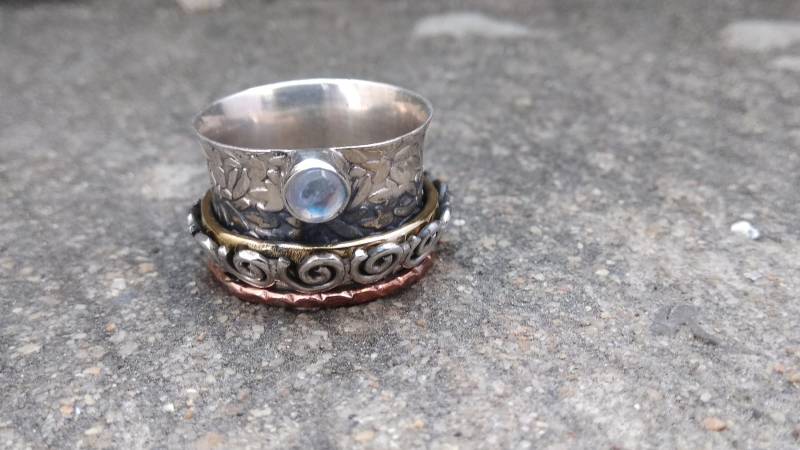 Mondstein Sterling Silber Spinner Ring, Angst Meditation Band von JewelhubIndia