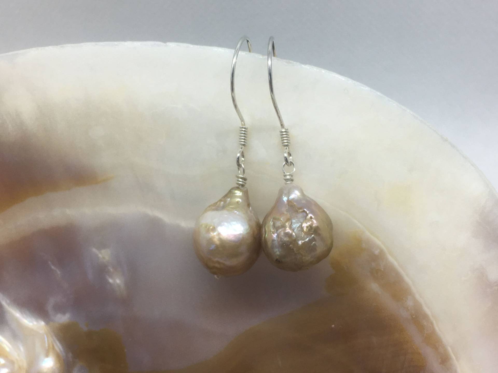 Perlenohrringe Süßwasser Metallic Edison Style Barock Sterling Silber von Jeweliscious