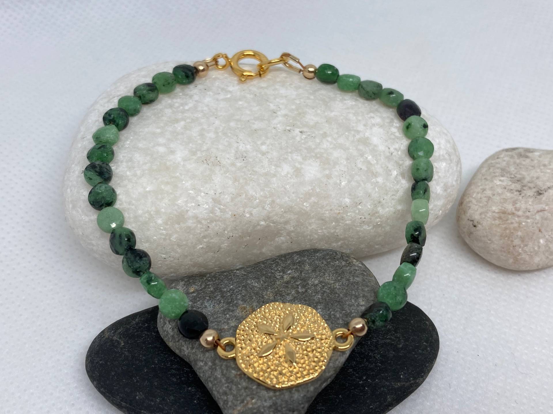 Sand Dollar Rubin Zoisit Gold Armband Boho Handmade Stacking Layering Sand Dollar Rubin Zoisit Gold Armband Boho Handmade Stacking Layering von Jeweliscious