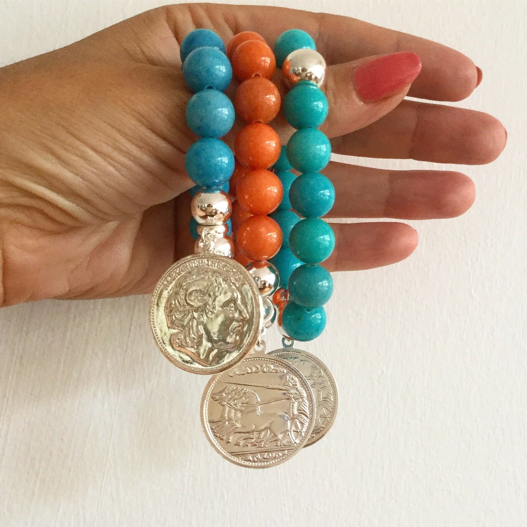 Die Münze Armband Stapel, Silber Perlen, Kristallperlen. Der Boho Stapel. Blau, Orange Und Oder Türkis Kristall Armband Die Münze Armband Stapel, Silber Perlen, Kristallperlen. Der Boho Stapel. Blau, Orange Und Oder Türkis Kristall Armband von JewelledBazaar