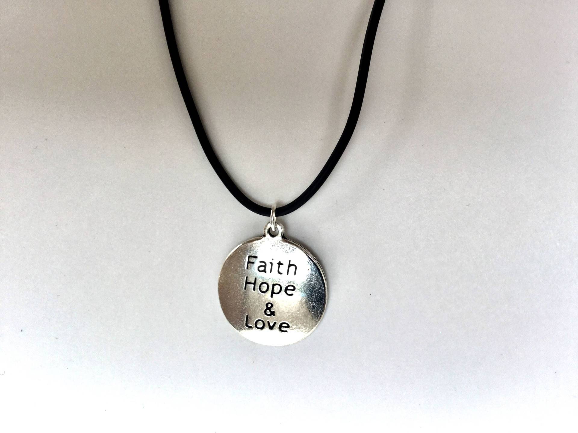 Halskette Mit Silber Anhänger. Lederband Anhänger - Glaube Hoffnung Und Liebe Halskette Mit Silber Anhänger. Lederband Anhänger - Glaube Hoffnung Und Liebe von JewelledBazaar