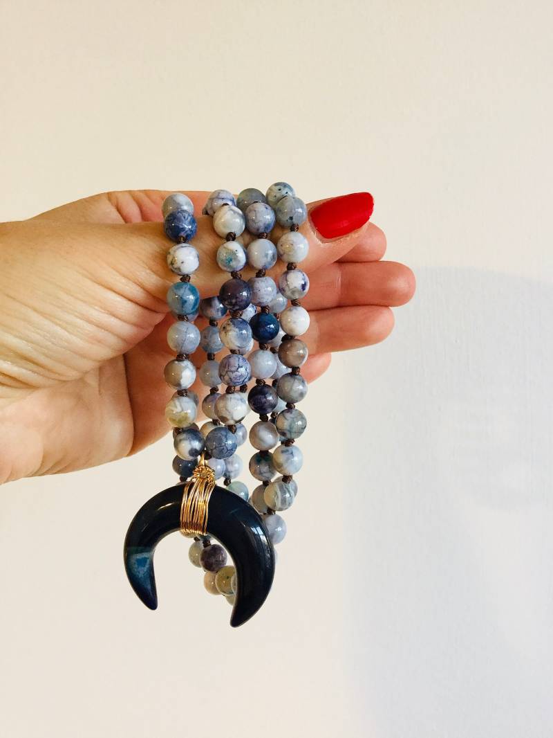 Lange Blaue Geknotet Halbmond Anhänger Halskette Lange Blaue Geknotet Halbmond Anhänger Halskette von JewelledBazaar