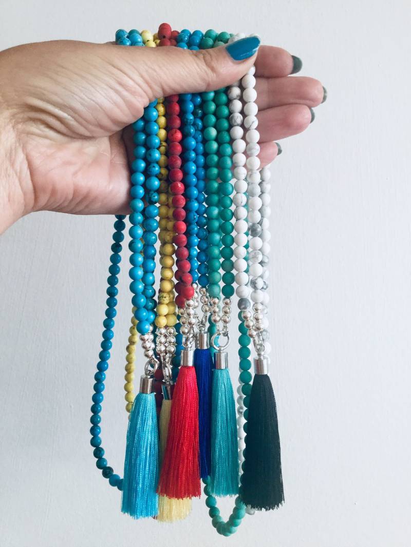 Lange Boho Halb Kostbaren Howlith Perlen Seide Quaste Halskette. Jewerly Lange Boho Halb Kostbaren Howlith Perlen Seide Quaste Halskette. Jewerly von JewelledBazaar