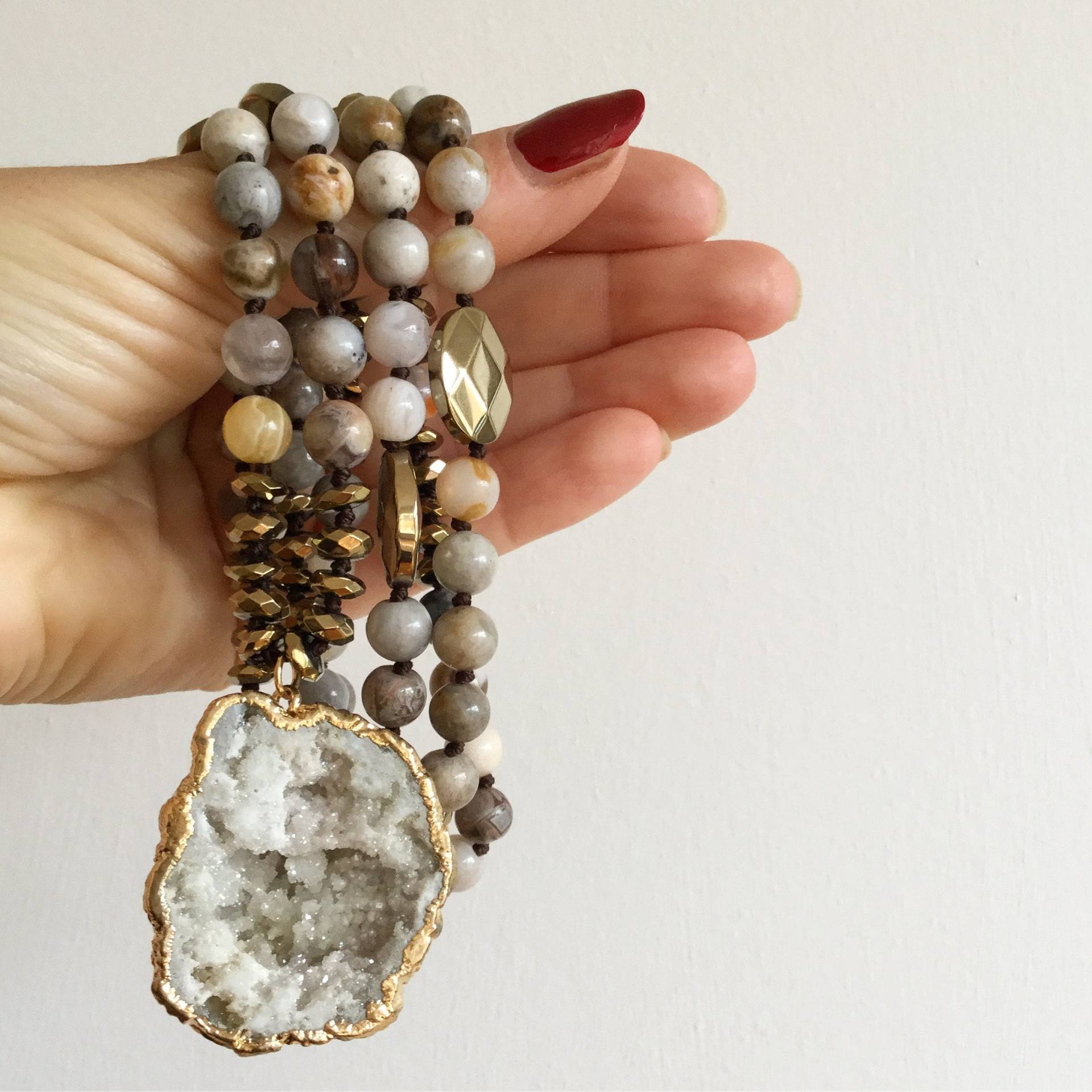 Lange Geknotete Kristall Perlen Druzy Anhänger Halskette Lange Geknotete Kristall Perlen Druzy Anhänger Halskette von JewelledBazaar
