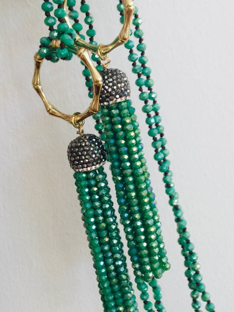 Lange Handgeknüpfte Grüne Perlenbesetzte Quastenkette. Boho Halskette. Kristallperlen von JewelledBazaar