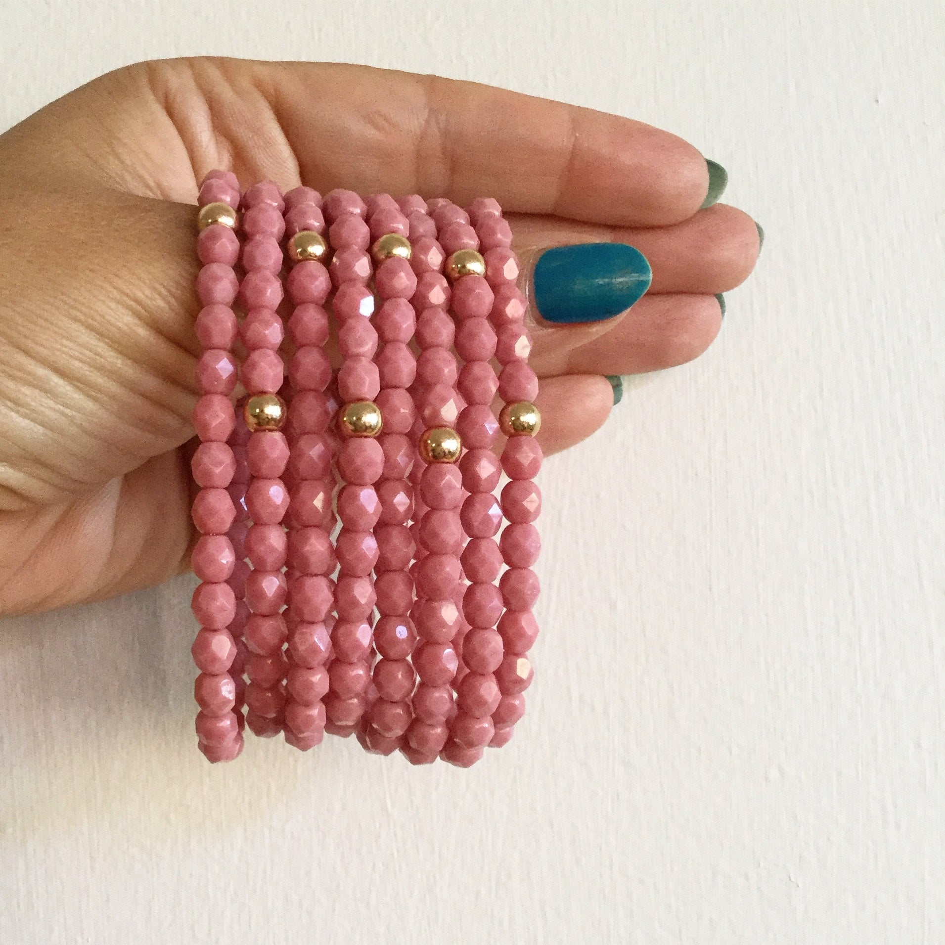 Rosa Kristall Mit Gold Perlen Armband-stack Rosa Kristall Mit Gold Perlen Armband-stack von JewelledBazaar