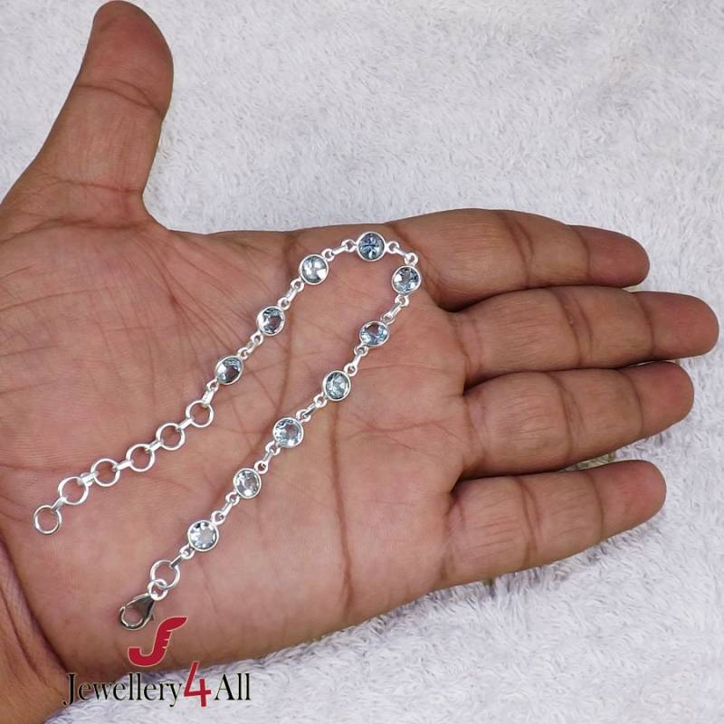 Handgefertigtes Armband Aus Himmelblauem Topas Bezel Set Sterling Silber von Jewellery4All