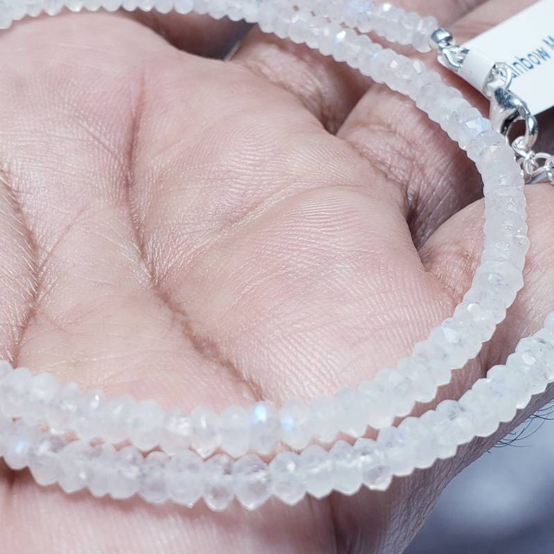 Regenbogen Mondstein Perlenkette Handgemachter Blue Fire Edelstein von Jewellery4All