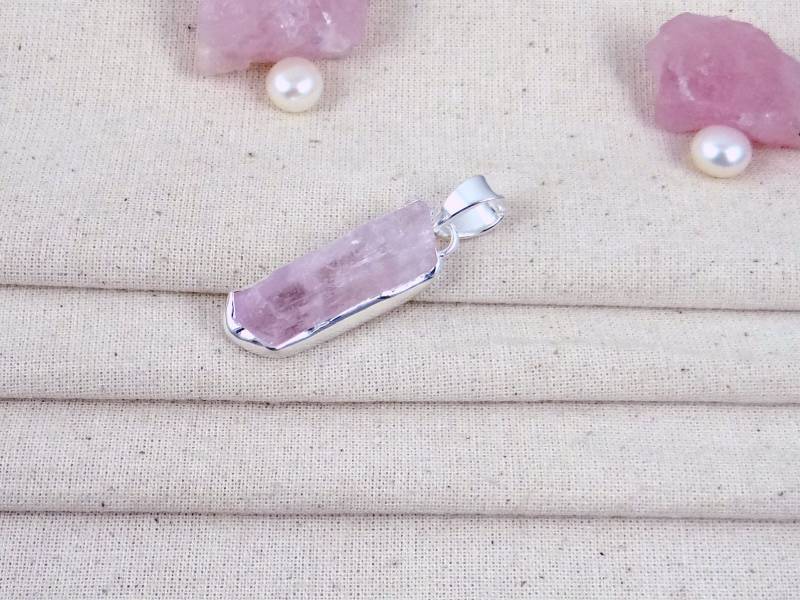 Roher Kunzit Sterling Silber Anhänger, Handgemachter Heilstein von Jewellery4All