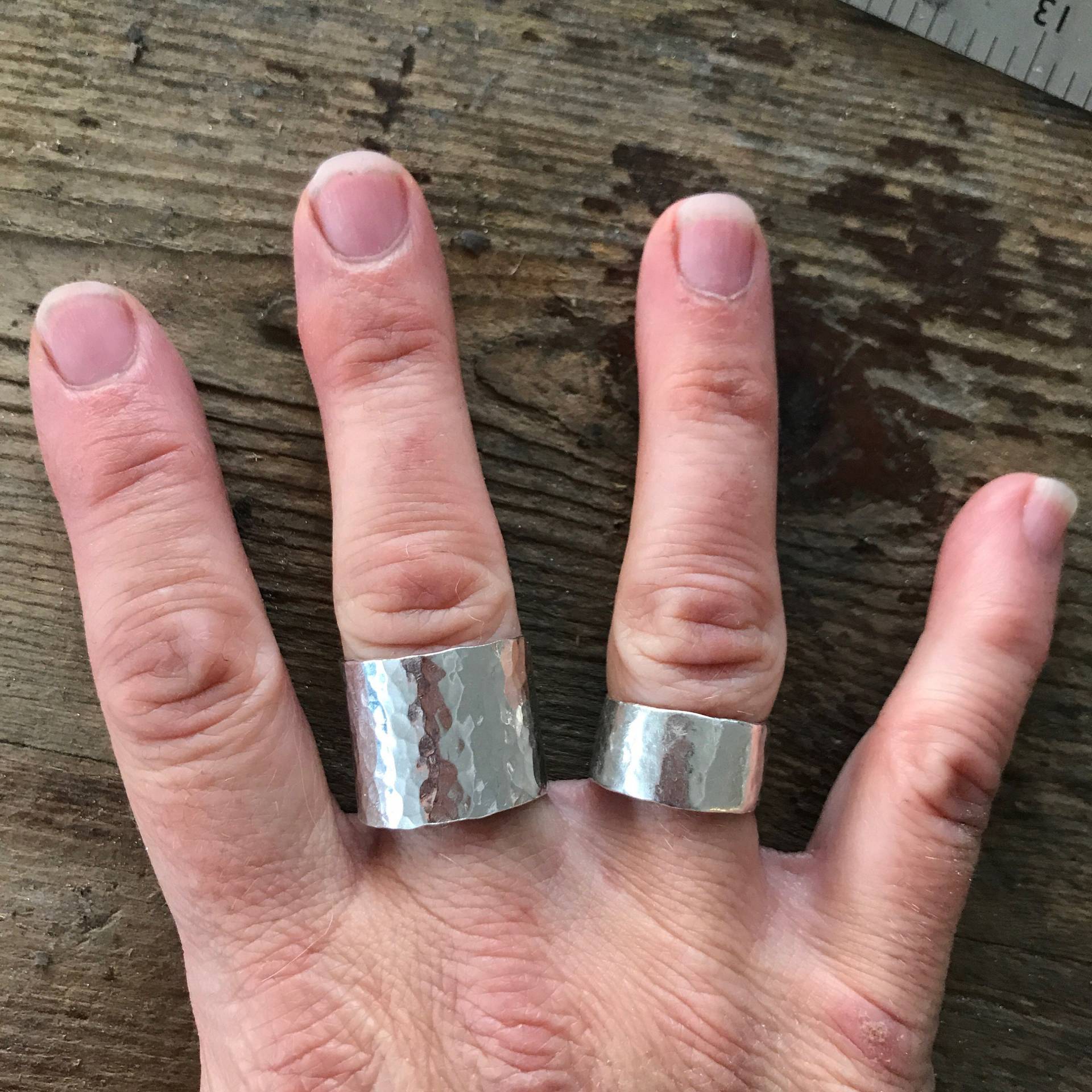 Breiter Gehämmerter Silberring - Schlichtes Schönes Design, Handgemacht Auf Bestellung in Deiner Größe Breiter Gehämmerter Silberring - Schlichtes Schönes Design, Handgemacht Auf Bestellung in Deiner Größe von JewelleryByEm