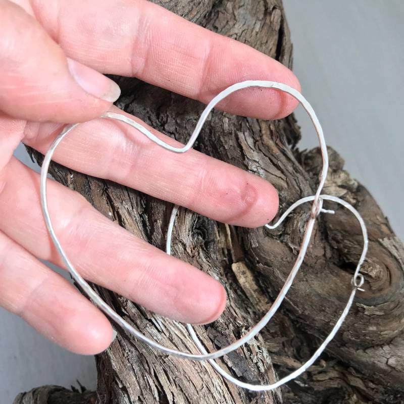 Große Herz Creolen, Schöne Handgemachte Sterling Silber Große Creolen Für Durchbohrte Ohren Große Herz Creolen, Schöne Handgemachte Sterling Silber Große Creolen Für Durchbohrte Ohren von JewelleryByEm