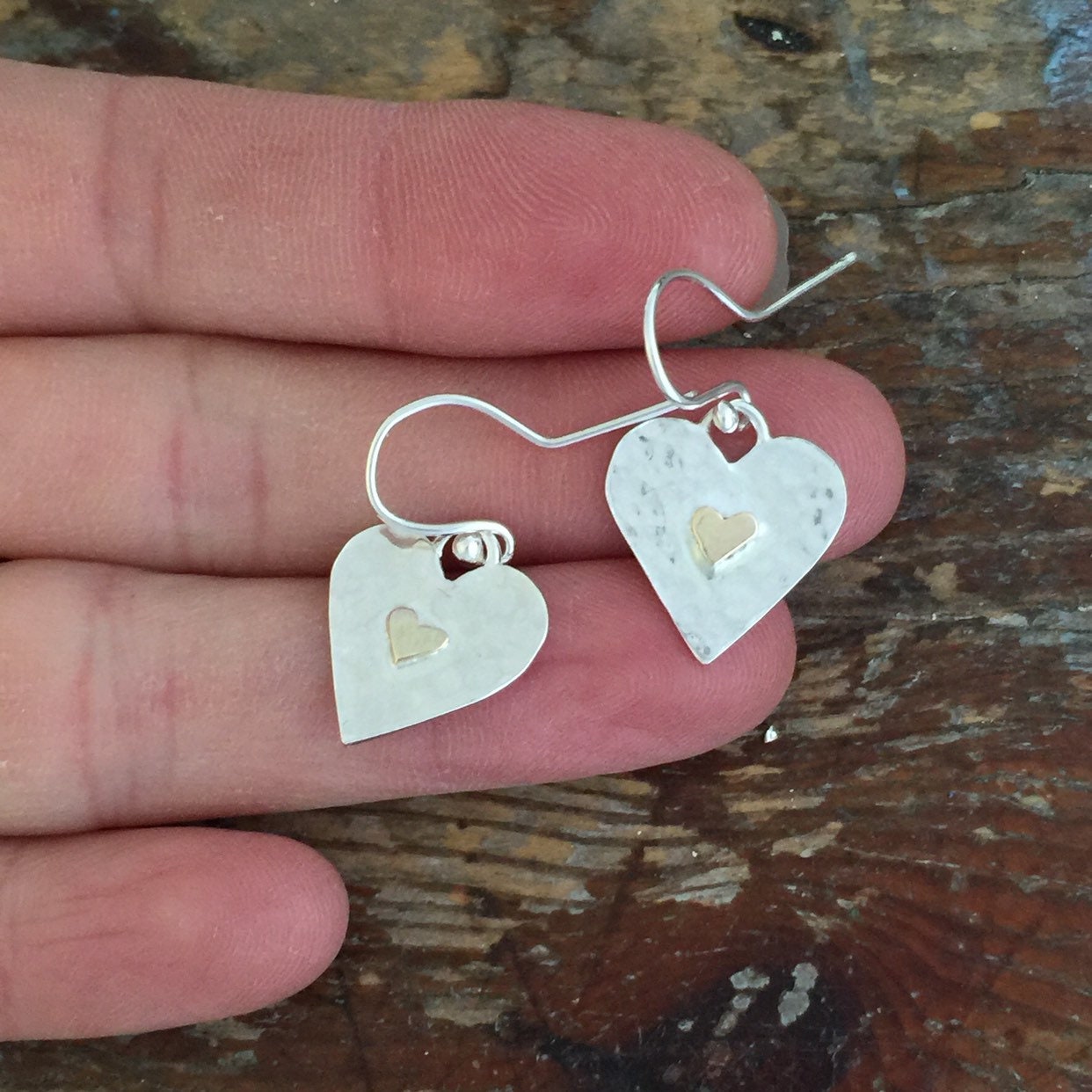Herz-Ohrringe, Silber & Gold Herzen, Herz Ohrringe, Durchbohrte Handgefertigt Aus Sterling Silber Herz-Ohrringe, Silber & Gold Herzen, Herz Ohrringe, Durchbohrte Handgefertigt Aus Sterling Silber von JewelleryByEm