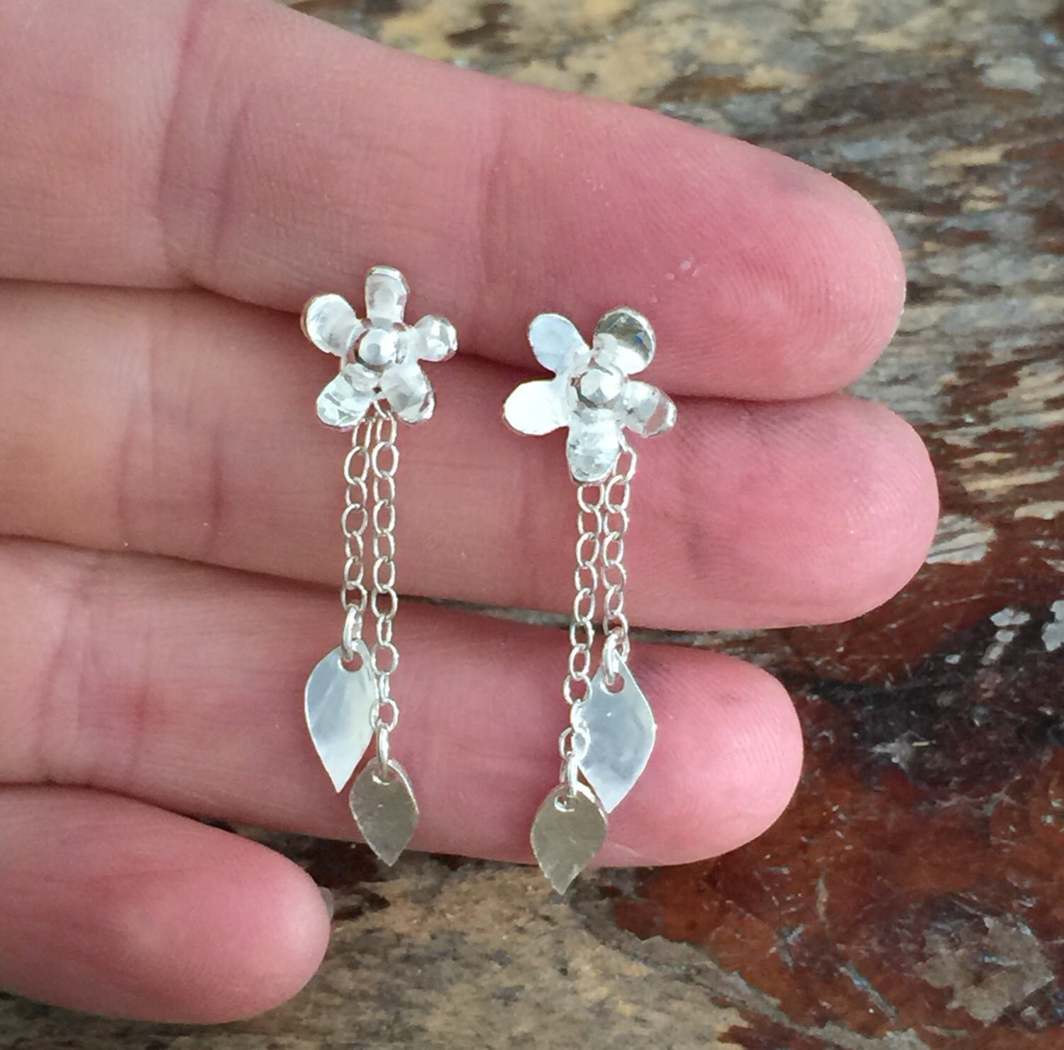 Silber Blumen Ohrringe, Baumelnde Ohrstecker, Handgemachte Blumen, Schmuck Silber Blumen Ohrringe, Baumelnde Ohrstecker, Handgemachte Blumen, Schmuck von JewelleryByEm