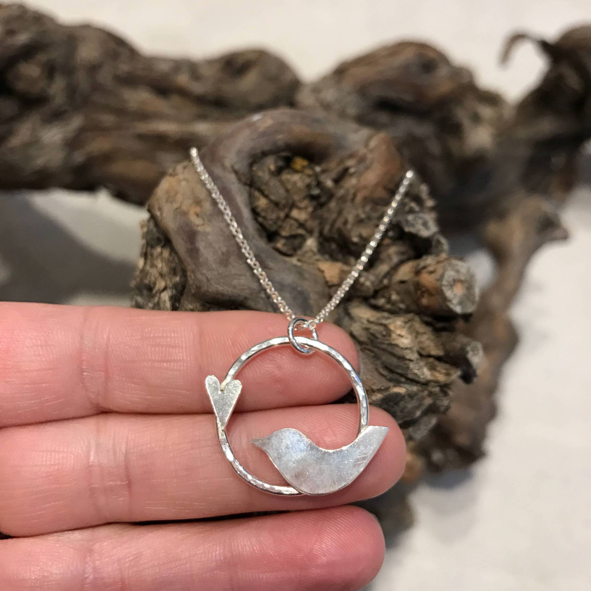 Silber Liebe Vogel Halskette, Handgefertigt Aus Sterling Silber. Ein Zierliches Kleines Anhänger, Mit Einem Handgeschnittenen Und Herz Silber Liebe Vogel Halskette, Handgefertigt Aus Sterling Silber. Ein Zierliches Kleines Anhänger, Mit Einem Handgeschnittenen Und Herz von JewelleryByEm