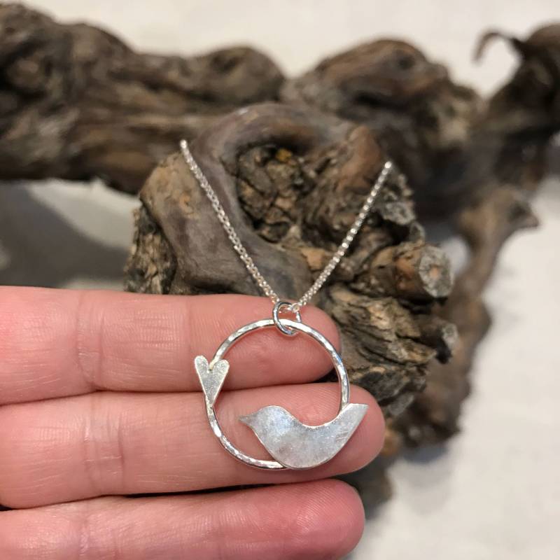 Silber Liebe Vogel Halskette, Handgefertigt Aus Sterling Silber. Ein Zierliches Kleines Anhänger, Mit Einem Handgeschnittenen Und Herz Silber Liebe Vogel Halskette, Handgefertigt Aus Sterling Silber. Ein Zierliches Kleines Anhänger, Mit Einem Handgeschnittenen Und Herz von JewelleryByEm
