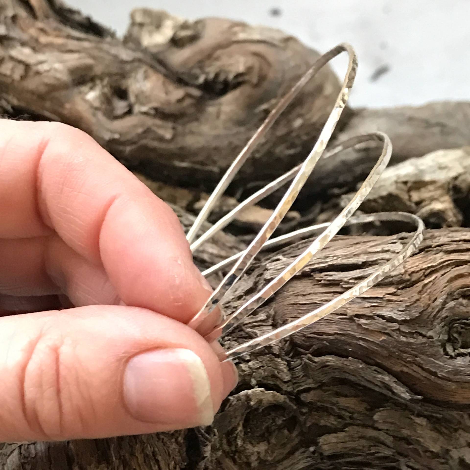 Sterling Silber Dünne Stapeln Armreifen, Schöne Handgemachte Gehämmert Finish Sterling Silber Dünne Stapeln Armreifen, Schöne Handgemachte Gehämmert Finish von JewelleryByEm