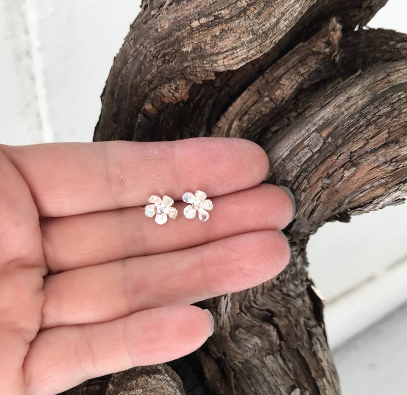 Winzige Silberne Blumenohrstecker, Handgefertigt Aus Sterlingsilber, Ohrhaken Winzige Silberne Blumenohrstecker, Handgefertigt Aus Sterlingsilber, Ohrhaken von JewelleryByEm