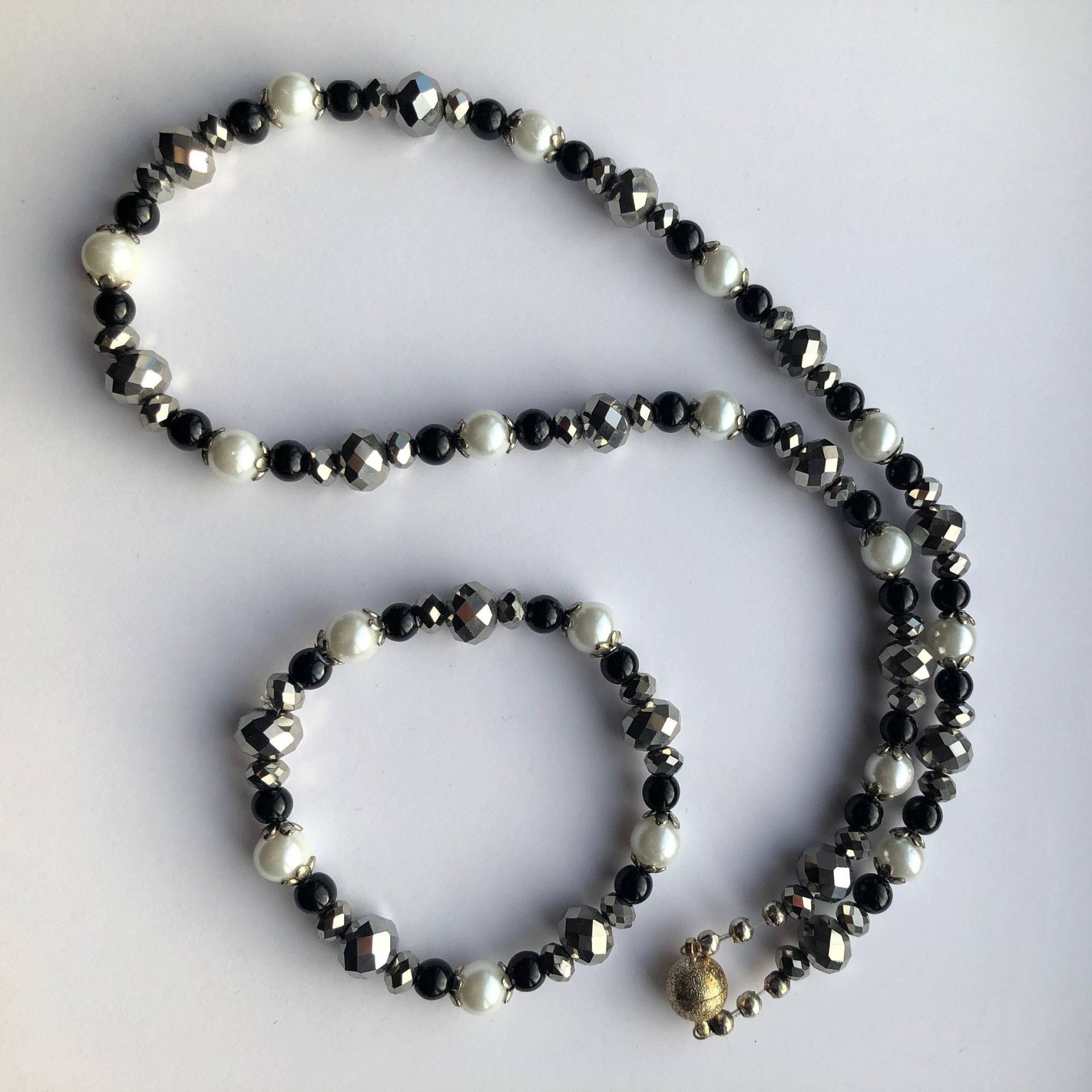 Black & White Perlenkette Glasperlen, Silber Rondelle, Magnetverschluss, Optional Armband Black & White Perlenkette Glasperlen, Silber Rondelle, Magnetverschluss, Optional Armband von JewelleryByJas