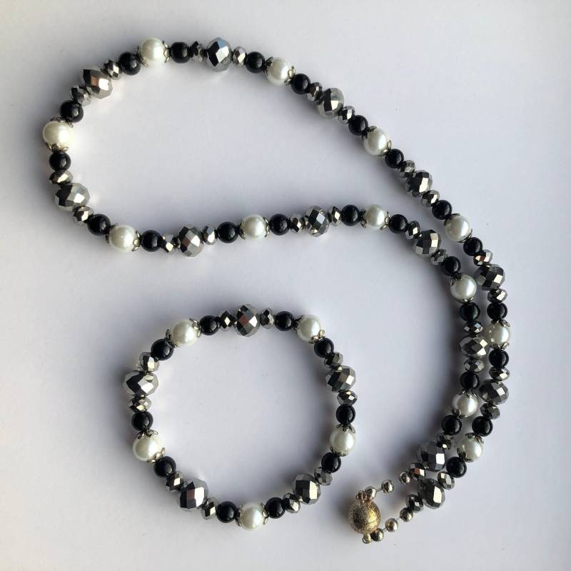 Black & White Perlenkette Glasperlen, Silber Rondelle, Magnetverschluss, Optional Armband Black & White Perlenkette Glasperlen, Silber Rondelle, Magnetverschluss, Optional Armband von JewelleryByJas