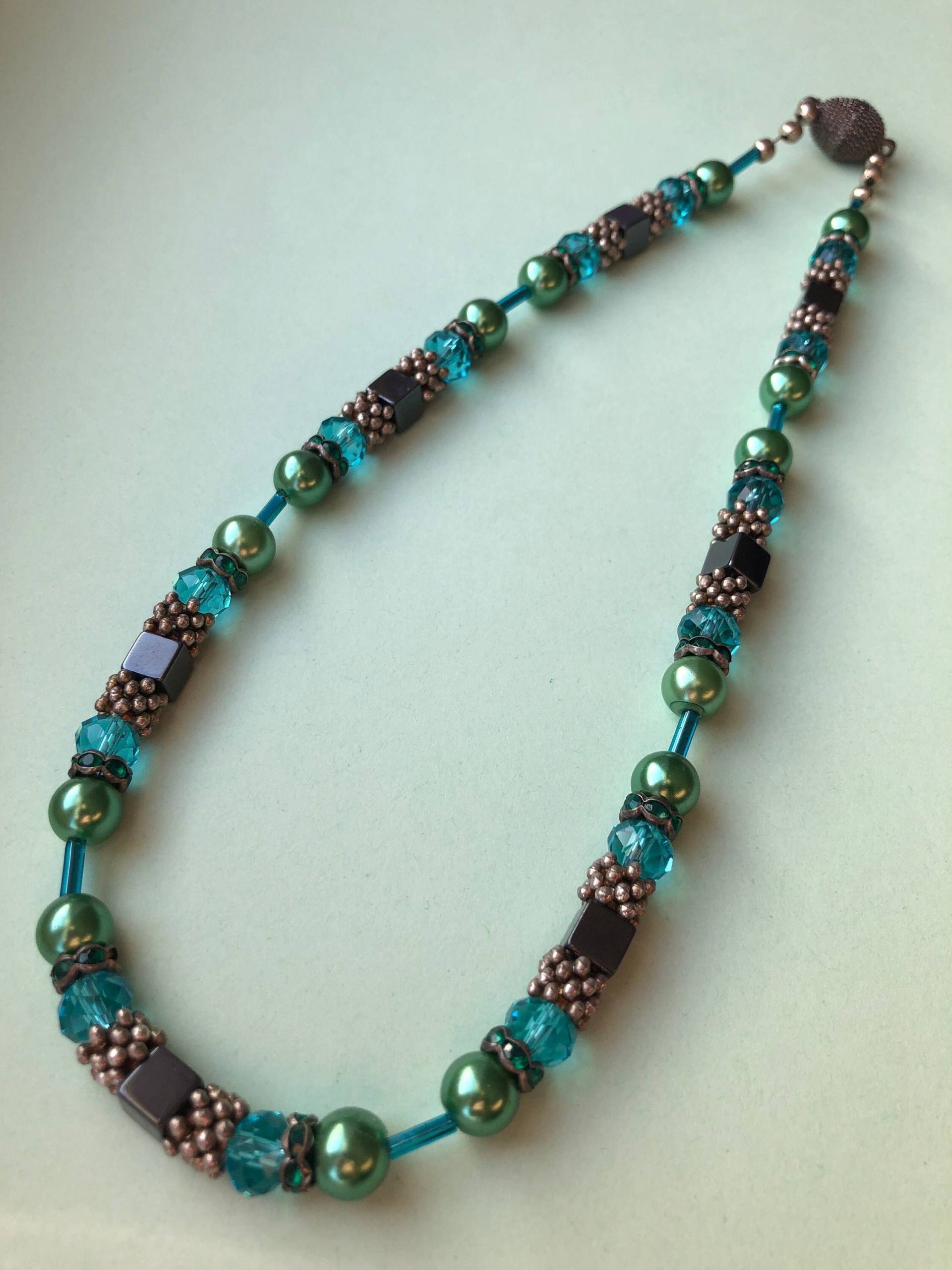 Blau/Grüne Perlenkette Glasperlen, Kristallrondelle, Hämatit, Magnetverschluss von JewelleryByJas