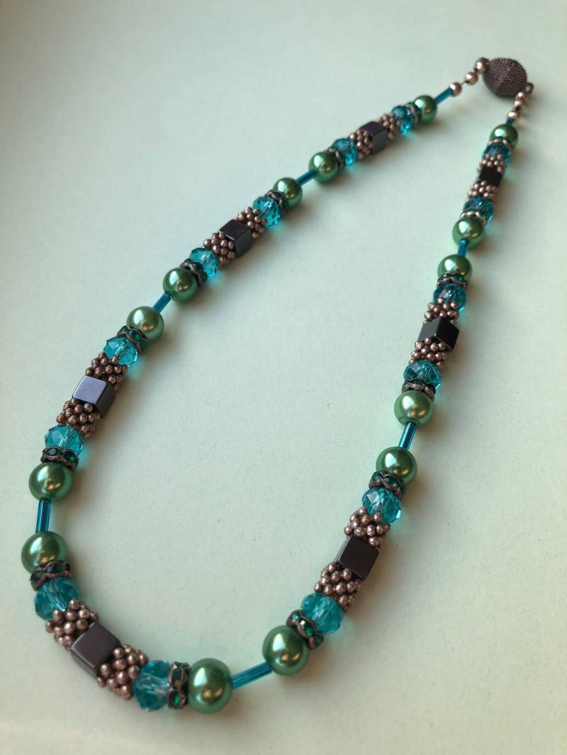 Blau/Grüne Perlenkette Glasperlen, Kristallrondelle, Hämatit, Magnetverschluss von JewelleryByJas