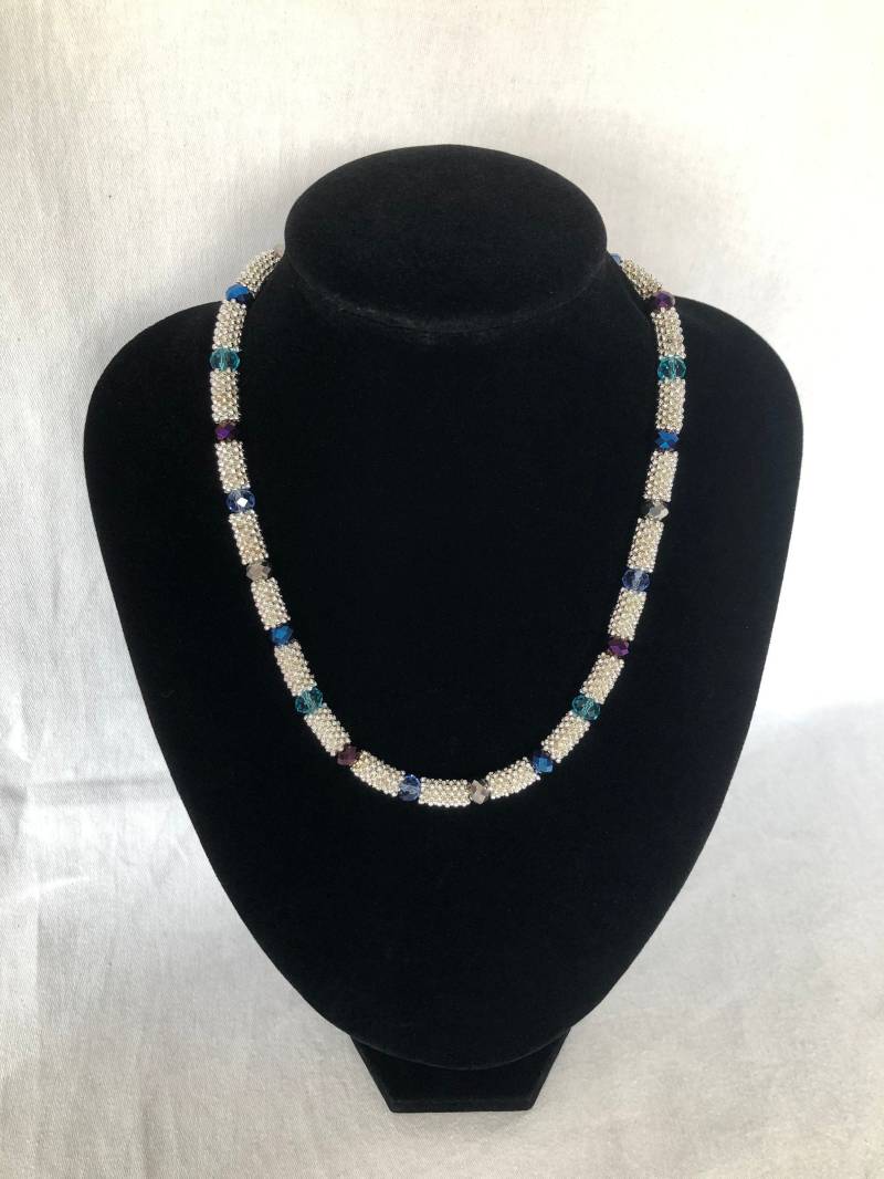 Blau/Lila Rondelle Perlenkette Mit Silberfarbenen Daisy Spacers, Magnetverschluss von JewelleryByJas