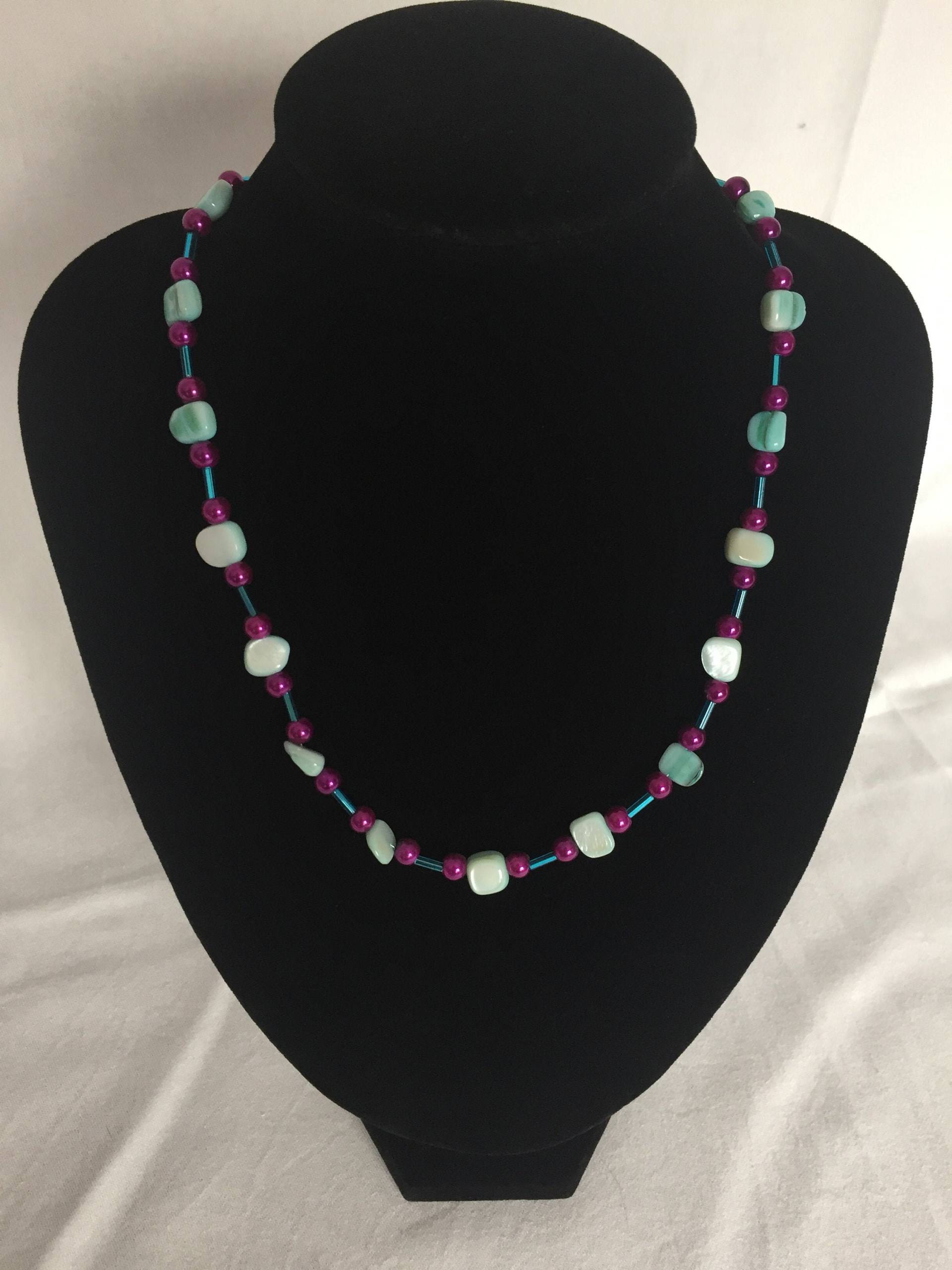 Blaue Flache Perlenkette Mit Lila Glasperlen, Magnetverschluss, Uk-Shop Blaue Flache Perlenkette Mit Lila Glasperlen, Magnetverschluss, Uk-Shop von JewelleryByJas
