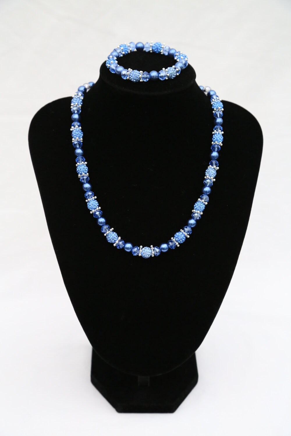 Blaue Shamballa Perlenkette Glasperlen, Magnetverschluss, Optional Armband Blaue Shamballa Perlenkette Glasperlen, Magnetverschluss, Optional Armband von JewelleryByJas