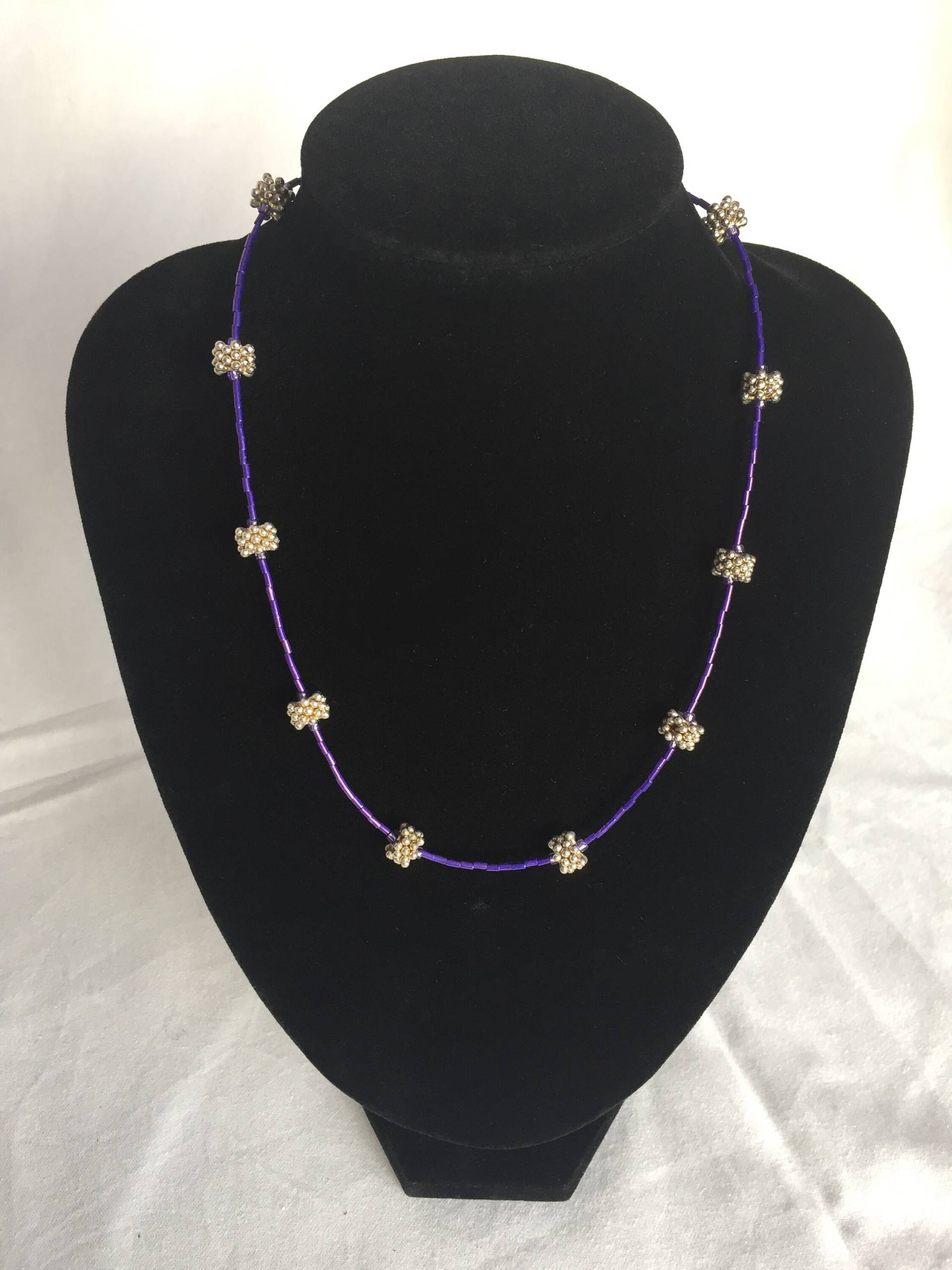 Dünne Lila Perlenkette Mit Daisy Spacers, Magnetverschluss, Einmaliges Design, Uk-Shop Dünne Lila Perlenkette Mit Daisy Spacers, Magnetverschluss, Einmaliges Design, Uk-Shop von JewelleryByJas